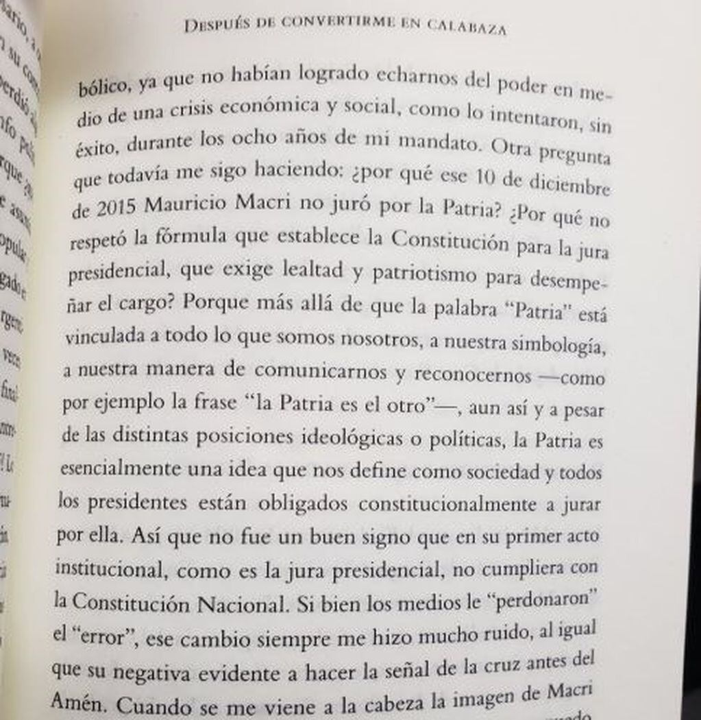 En su libro, Cristina Kirchner apunta contra Mauricio Macri. (Twitter)