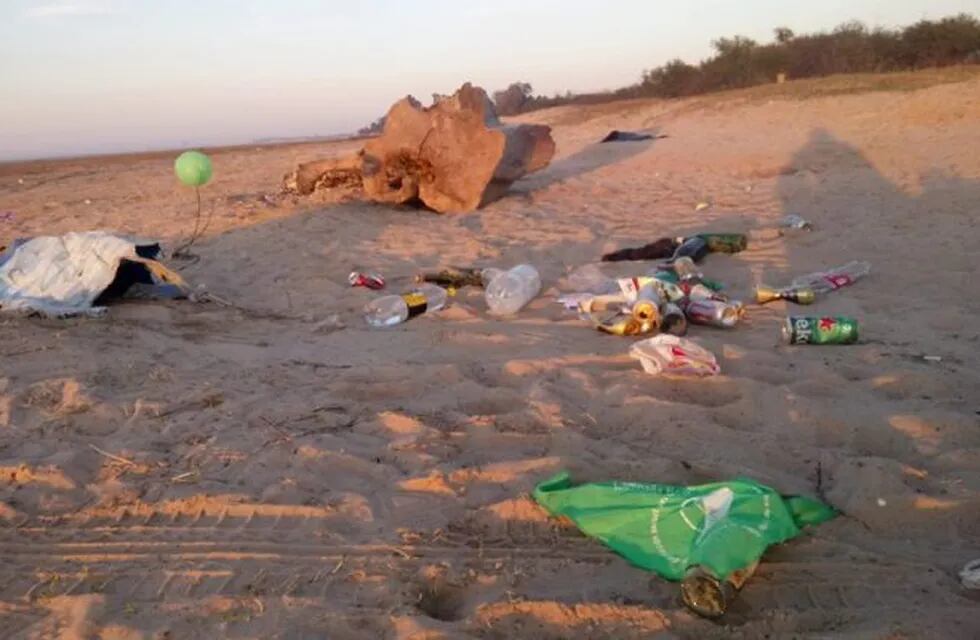 La fiesta en la playa incluyó música y DJ pero dejó gran cantidad de basura en la arena. (Facebook)