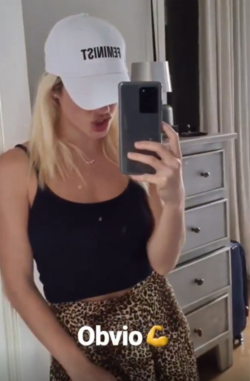 Lali Espósito subió una selfie recién llegada al complejo hotelero, con una gorra donde se lee la palabra "Feminist" ("Feminista").