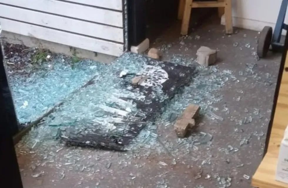 Los delincuentes rompieron un vidrio de tres metros de altura.