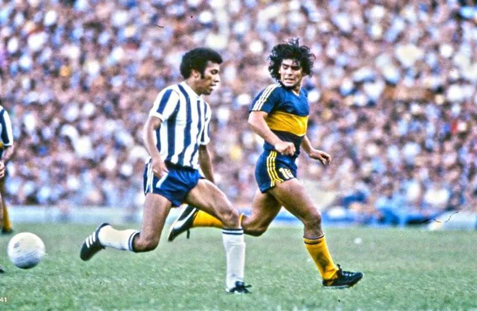 Mosquera y Maradona en un Boca Talleres de 1981.