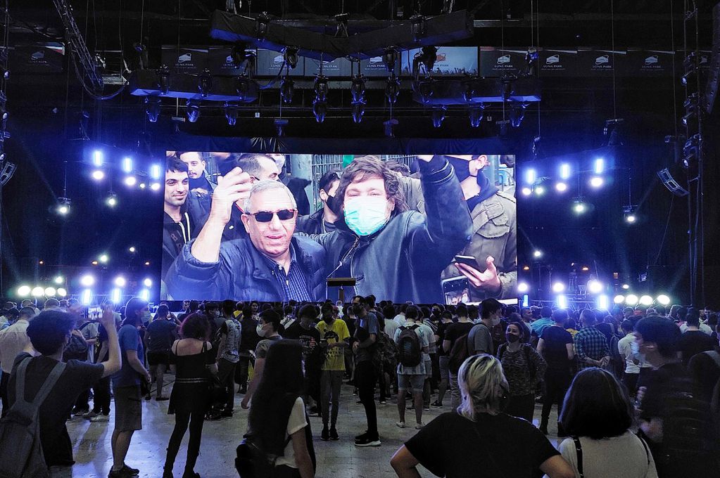 El espacio de Javier Milei cuenta con pantallas gigantes y un DJ que tocará hasta la media noche. (Foto: Clarín)
