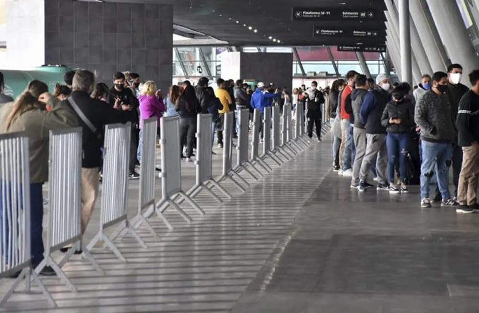 Largas filas para los testeos masivos en la Terminal. Este sábado, se realizaron controles sanitarios.