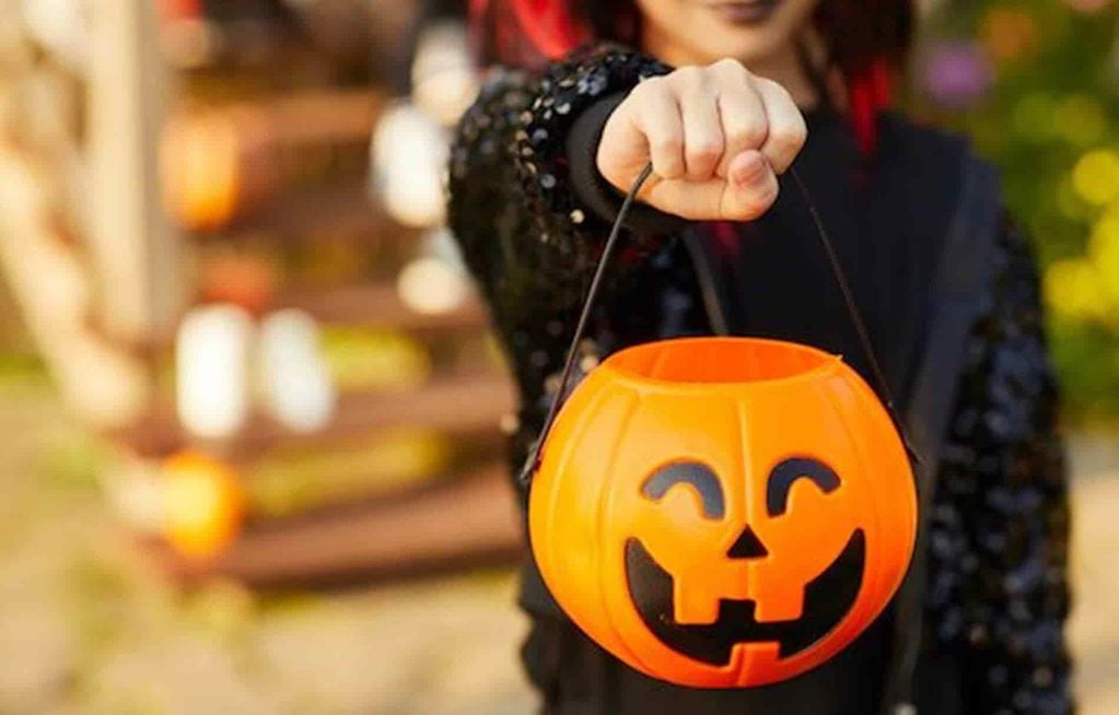 La celebración de Halloween como la conocemos hoy en día se desarrolló con la influencia de diversas tradiciones