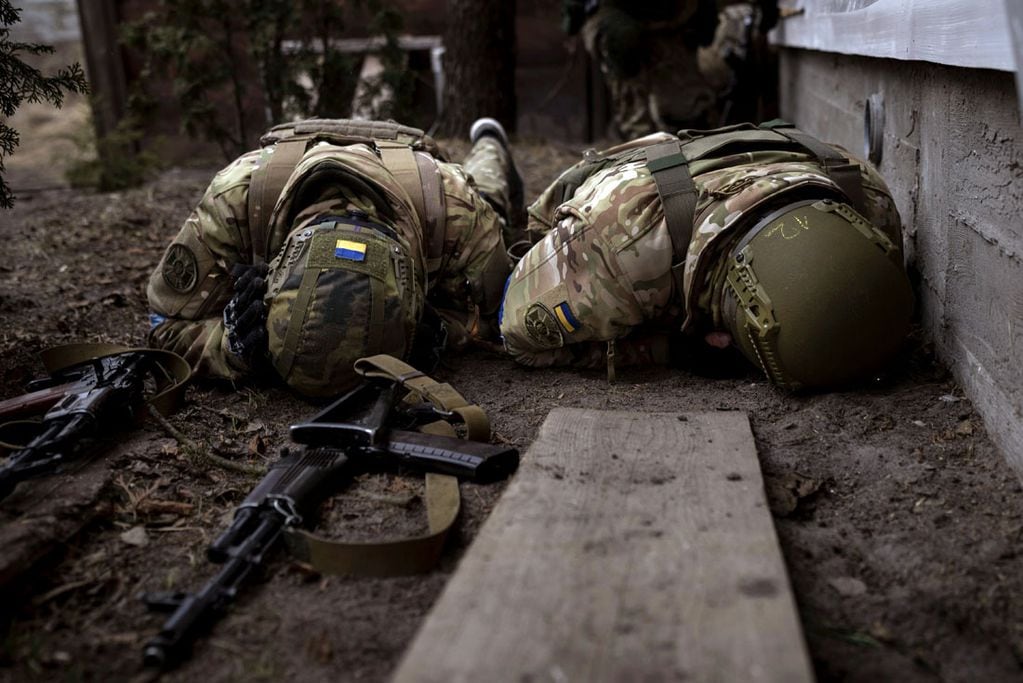 Soldados ucranianos se protegen del fuego de artillería en Irpin, en las afueras de Kiev. (AP /Felipe Dana)
