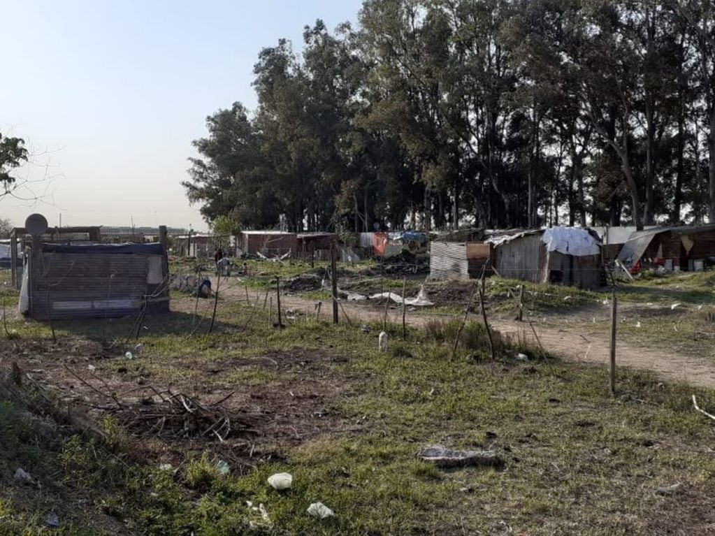 Más de 80 familias se instalaron en terrenos privados cerca de Mendoza y Benteveo. (@radio2rosario)