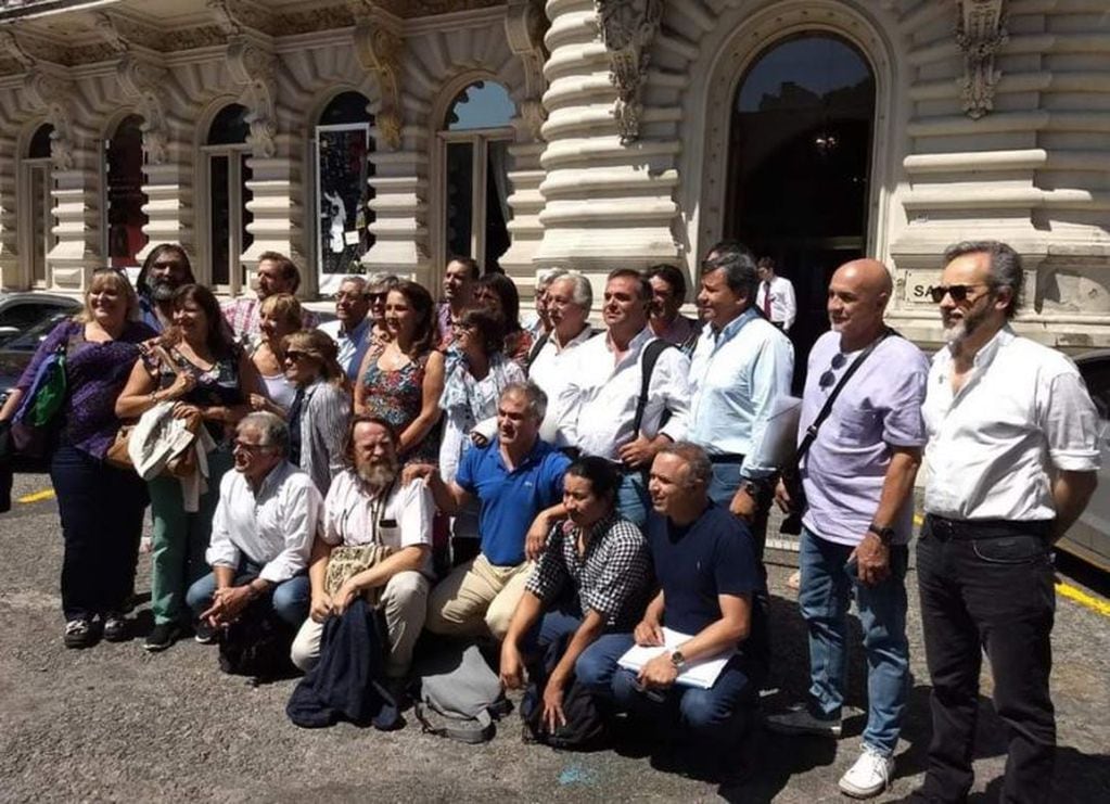 Sindicalistas docentes frente al Palacio Pizzurno, en Buenos Aires, al cabo de la primera reunión de la paritaria nacional docente. (Ministerio de Educación)