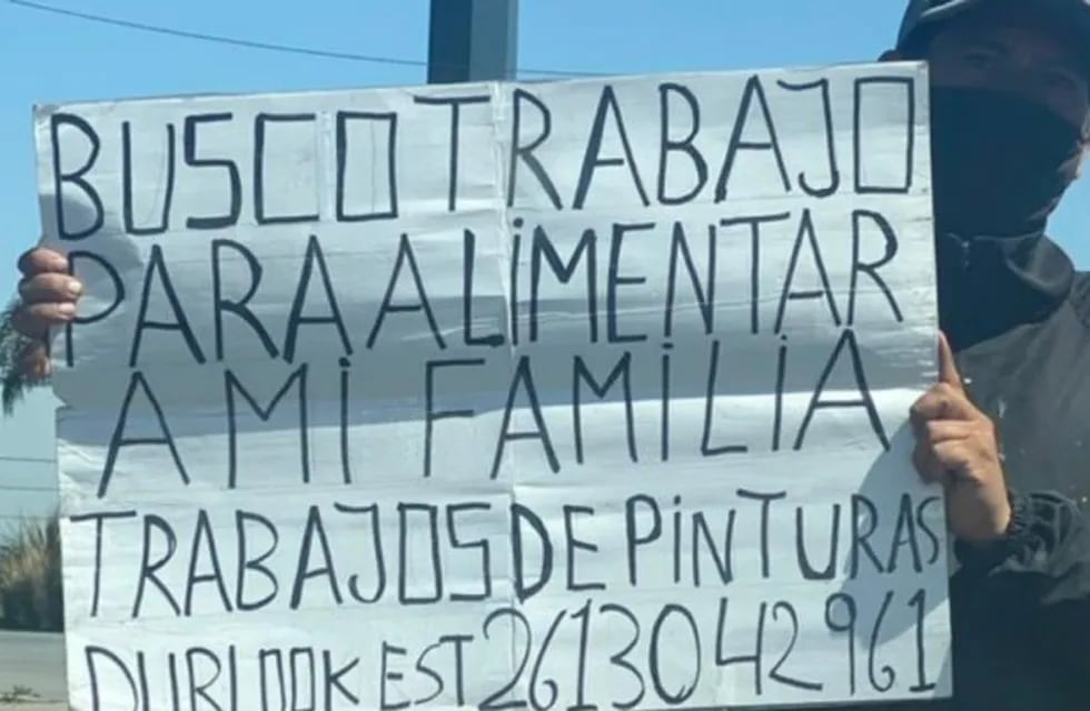 mendocino busca trabajo con un cartel por las calles de Godoy cruz