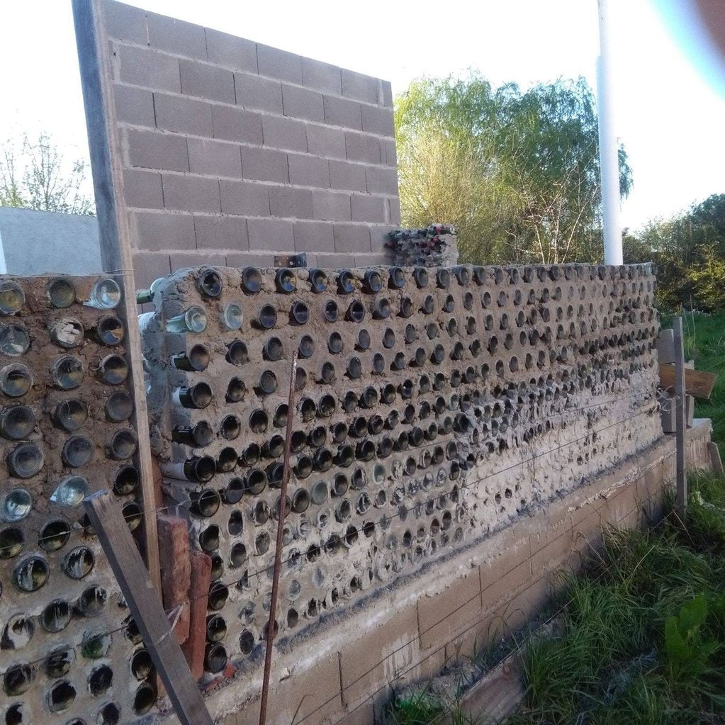 Una docente jubilada soñaba con tener su casa propia y la construyó con  botellas de vidrio