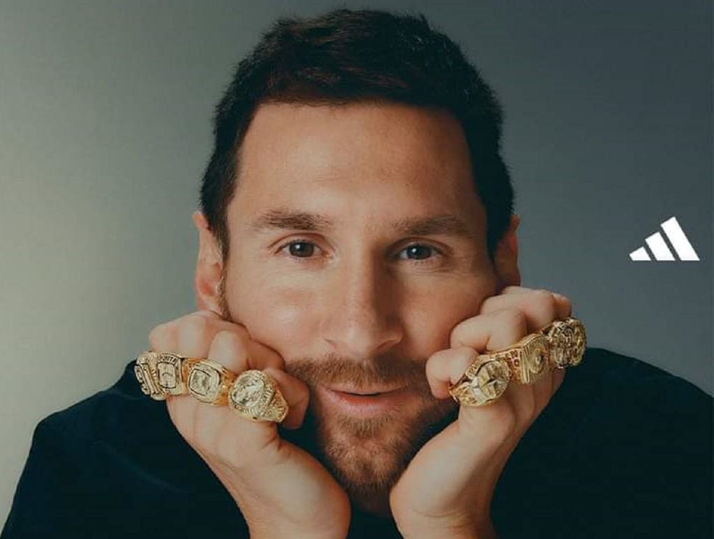 Lionel Messi con los anillos que le regaló Adidas, su marca. / Gentileza.