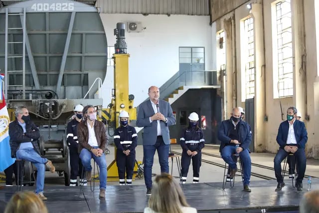Perotti encabezó el acto de inauguración de los talleres ferroviarios de San Cristóbal