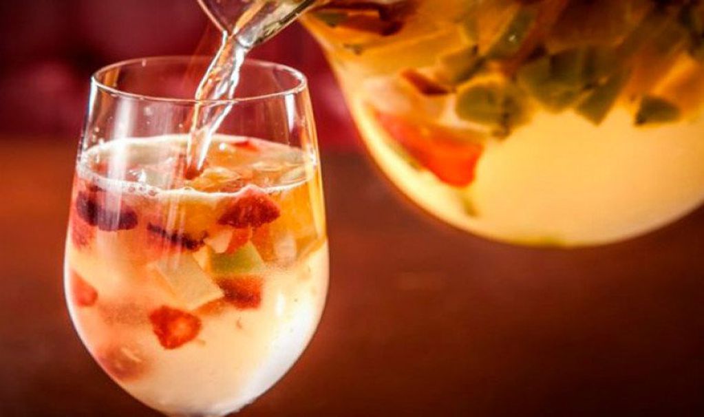 La mezcla de vino blanco y frutas frescas es la combinación ideal para brindar en estas fiestas.