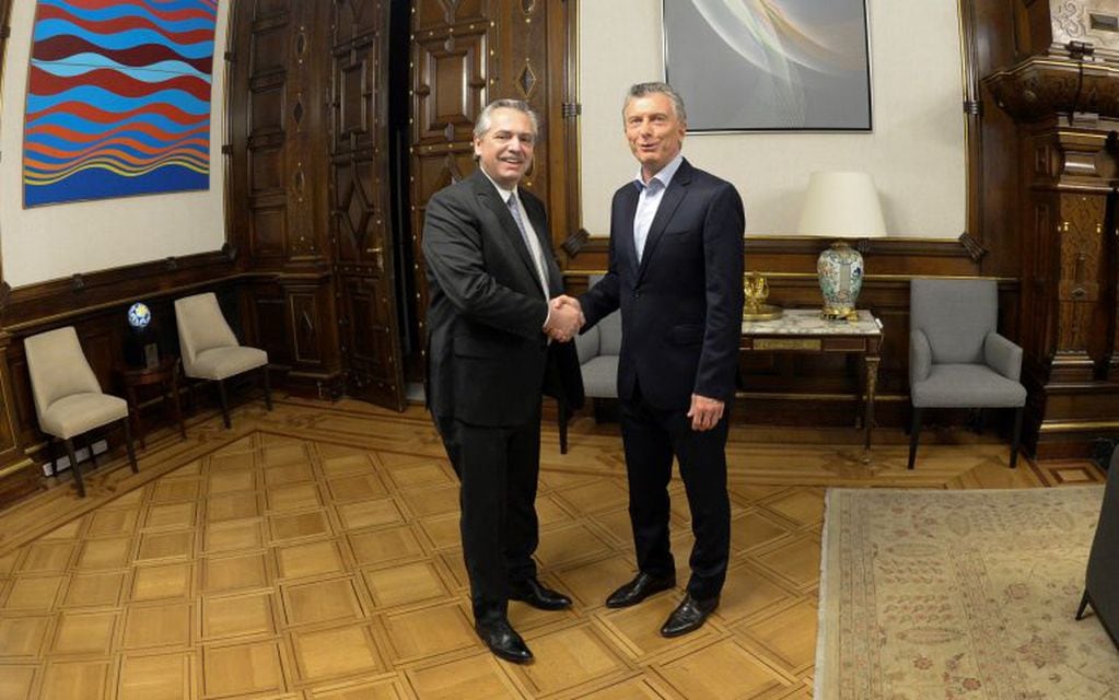 El presidente electo Alberto Fernández, se da la mano con el saliente Mauricio Macri, en la Casa Rosada, en la primera reunión que mantuvieron tras la elección del domingo. Crédito: Víctor Buggé/Presidencia.