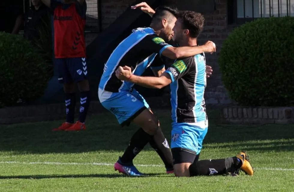 El Tricolor venció a Quilmes a domicilio y marcha con puntaje ideal.