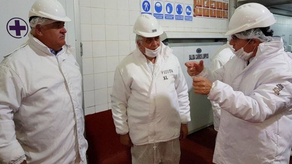 El ministro Moralejo (al centro), en su visita al frigorífico (Gobierno de La Pampa)