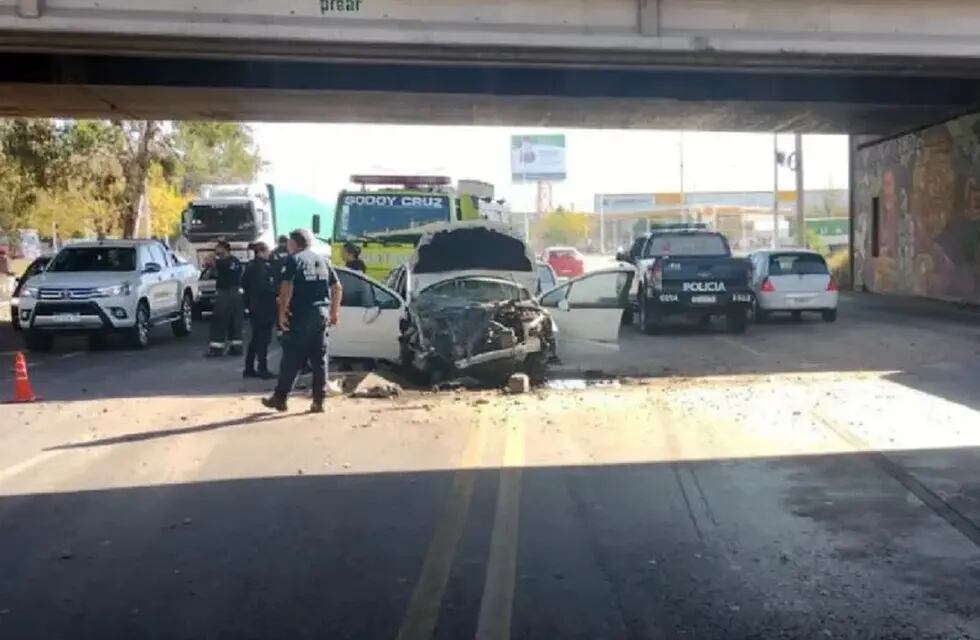 Una mujer salvó su vida de milagro al caer con su auto desde un puente en el Acceso Sur, en Godoy Cruz.