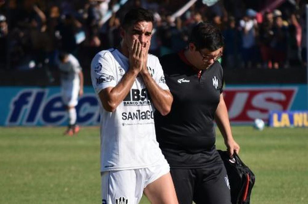 Lisandro Alzugaray salió lesionado en el primer tiempo frente a Lanús por la semifinal de la Copa Argentina.