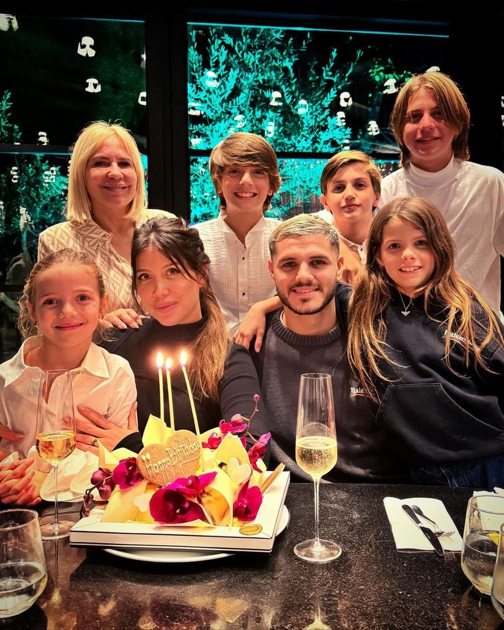 Wanda Nara y Mauro Icardi junto a Nora Colossimo, Benedicto, Constantino y Valentino López, y Francesca e Isabella Icardi en el cumpleaños de la empresaria. (Foto: Instagram)