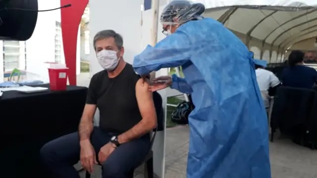 Vacunaron a Emilio Jatón contra el coronavirus