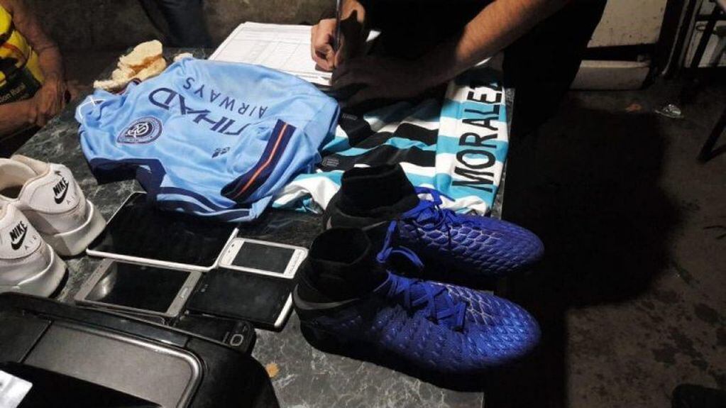 Los efectivos encontraron botines y camisetas del ex Vélez en los allanamientos. (SL24)