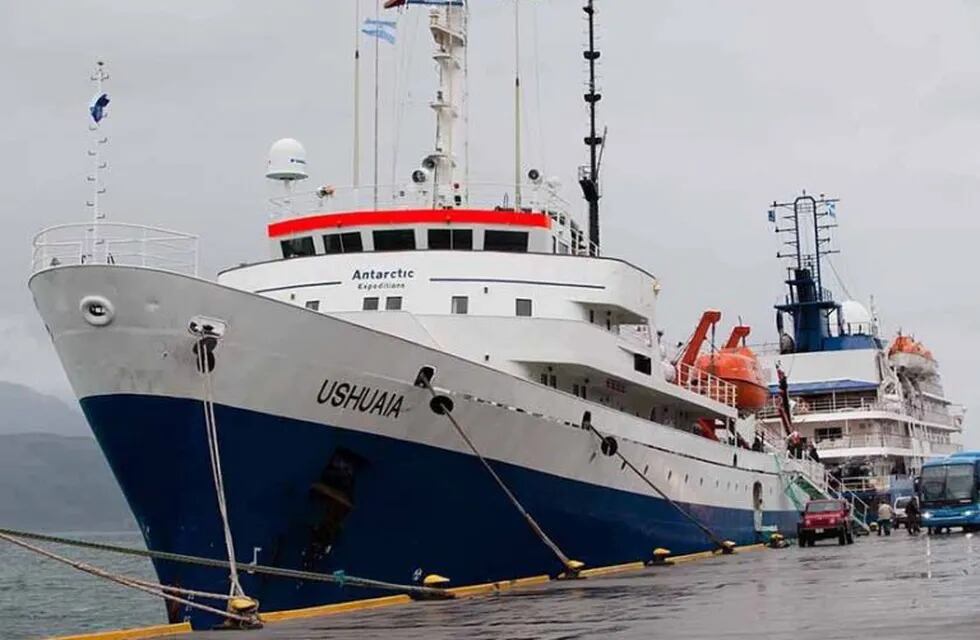 Tras comprobarse que no tenían coronavirus, autorizaron el desembarco de tripulantes del crucero Ushuaia (Foto: Reporte Austral)