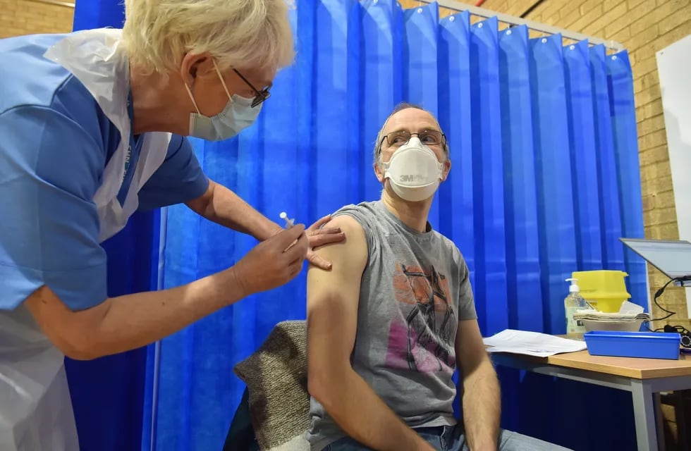 Ya comenzaron a aplicar la vacuna contra el coronavirus en el Reino Unido.