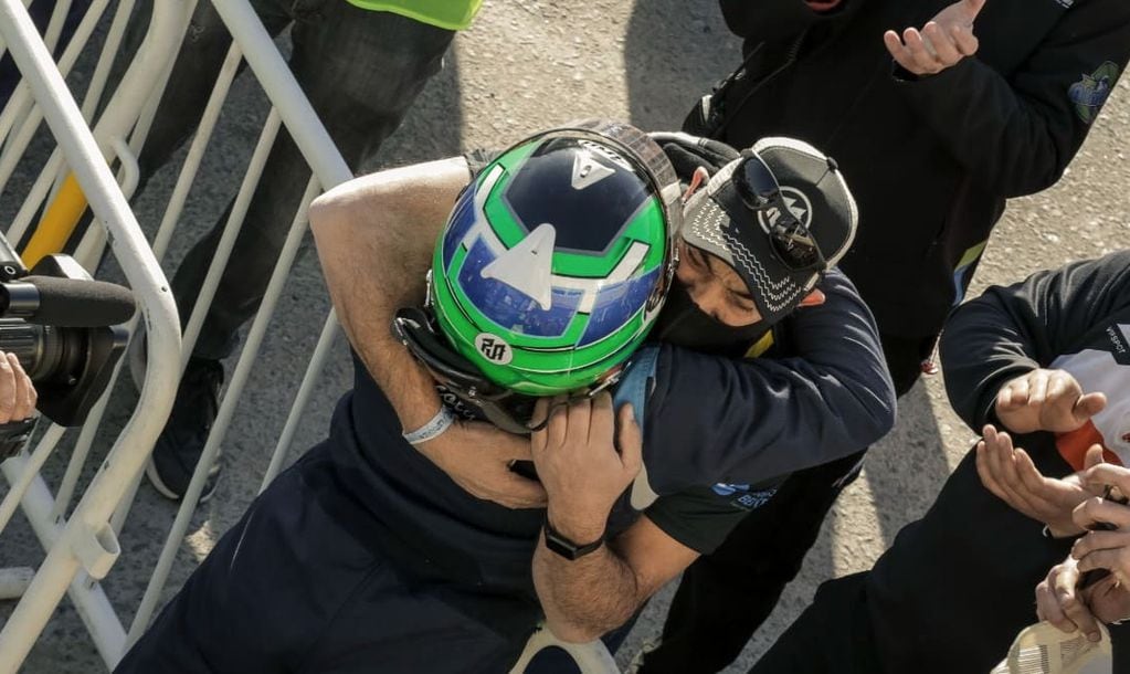 Nicolás Palau y el efusivo abrazo con su padre, Gonzalo Palau, luego de la victoria en el Top Race Series.