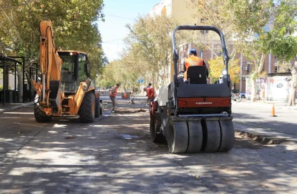 Con tres máquinas y dos camiones este domingo comenzó el trabajo de repavimentación histórica de una de las tres avenidas convenidas.
