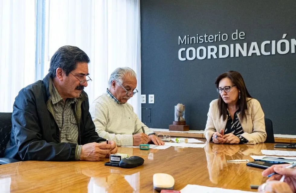 Juan Monserrat (UEPC) y la ministra Rivero firmaron el acuerdo salarial para el segundo semestre.