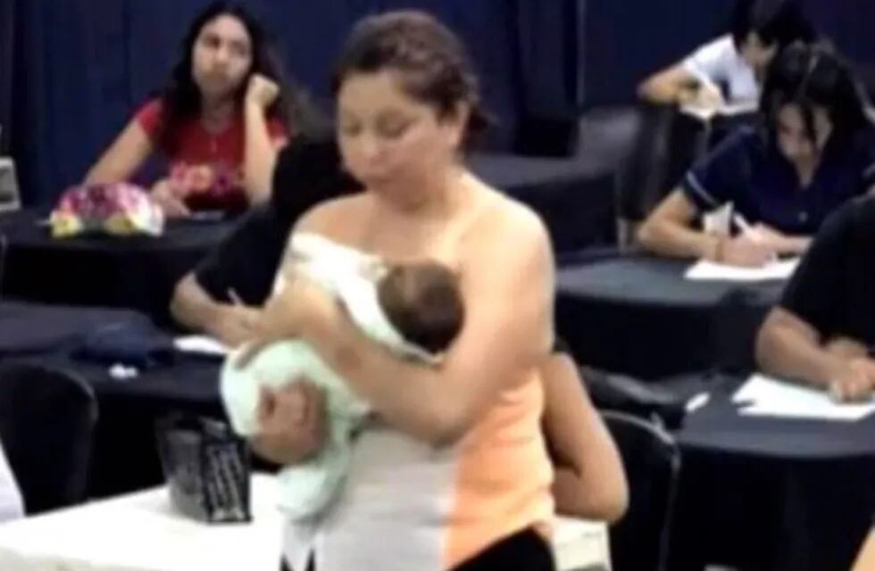 Profesora Griselda Bustamante que sostuvo al bebé de una alumna. (Captura TN)