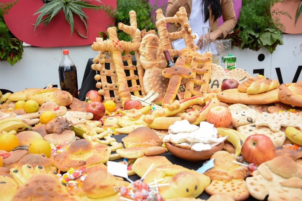 Diversas formas adquieren las ofrendas de pan para el "día de los muertos", recordando gustos y preferencias del difunto que se homenajea.