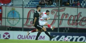 Adrián Martínez le pega de zurda y palpita el festejo del segundo gol de Instituto ante Deportivo Riestra