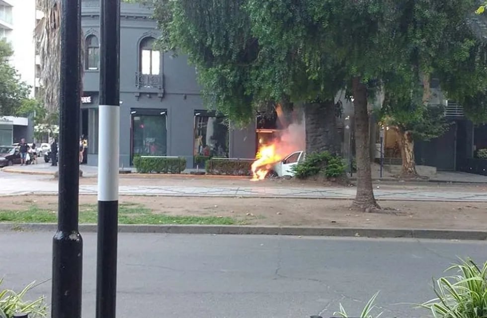 El auto se incendió en Oroño y Guemes.