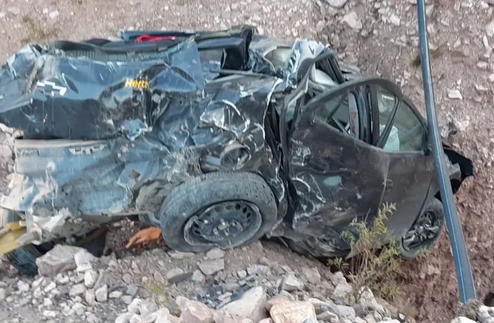Totalmente destruido quedó el vehículo siniestrado este domingo en la Cuesta de Lipán, en Jujuy-