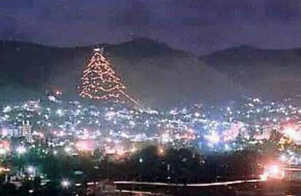 Árbol gigante de Navidad en diciembre de 1990 en Villa Carlos Paz. (Foto: Facebook / Encuentros con la Villa de Don Carlos Nicandro).