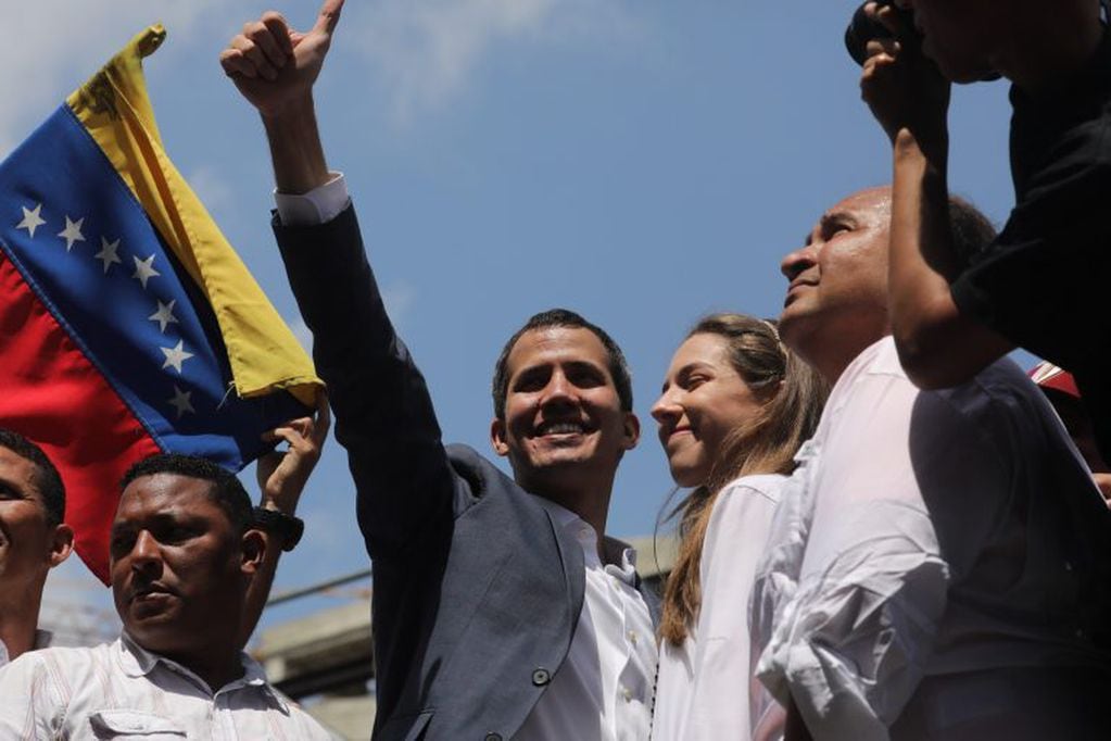 El presidente de la Asamblea Nacional de Venezuela, Juan Guaidó, acompañado de su esposa, Fabiana Rosales , llega para pronunciar un discurso en una marcha opositora este sábado en Caracas (EFE/ Miguel Gutiérrez).