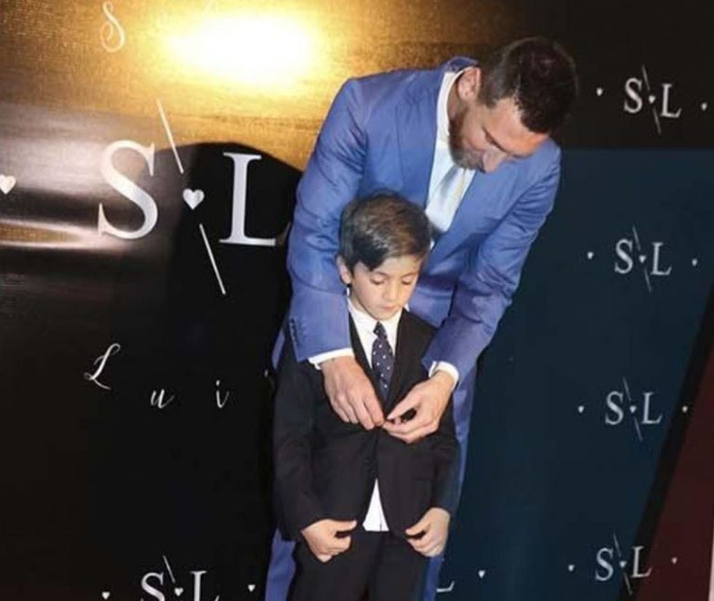 Lionel Messi le arregló el traje a su hijo antes de posar para los flashes. (Captura de TV)
