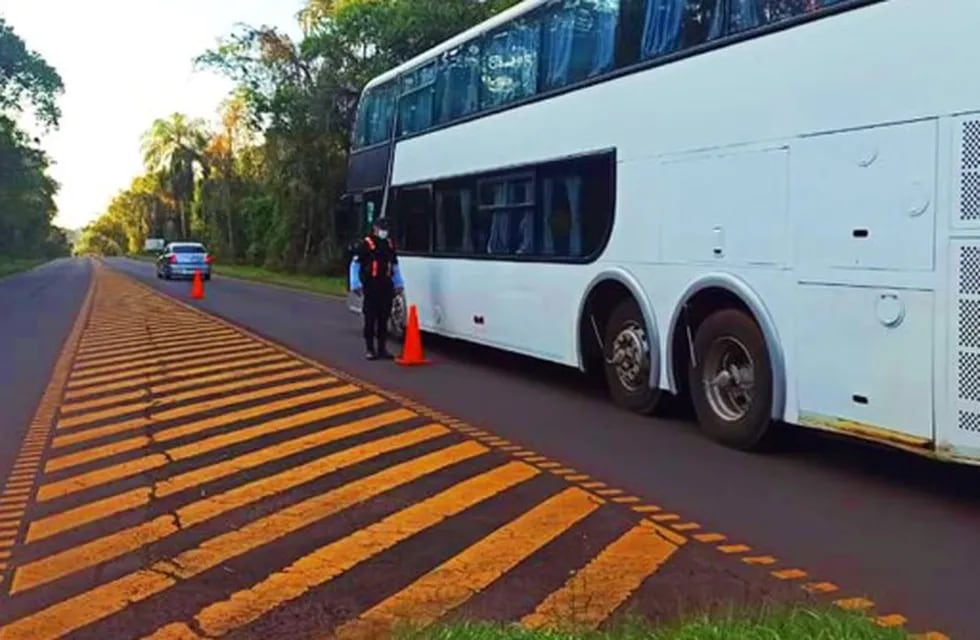 Parque Nacional Iguazú: policías realizan controles viales.