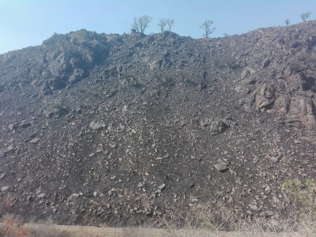 La Calera: el desprendimiento de las rocas se vuelve un peligro constante.