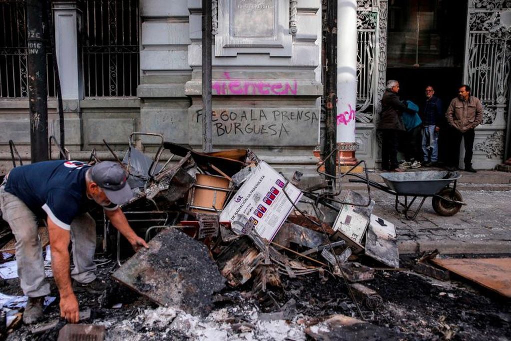 View of El Mercurio newspaper after caughting fire during protests in Valparaiso, Chile, on October 20, 2019. - Three people died in a fire in a supermarket being ransacked in the Chilean capital early Sunday, as protests sparked by anger over social and economic conditions rocked one of Latin America's most stable countries. (Photo by JAVIER TORRES / AFP)