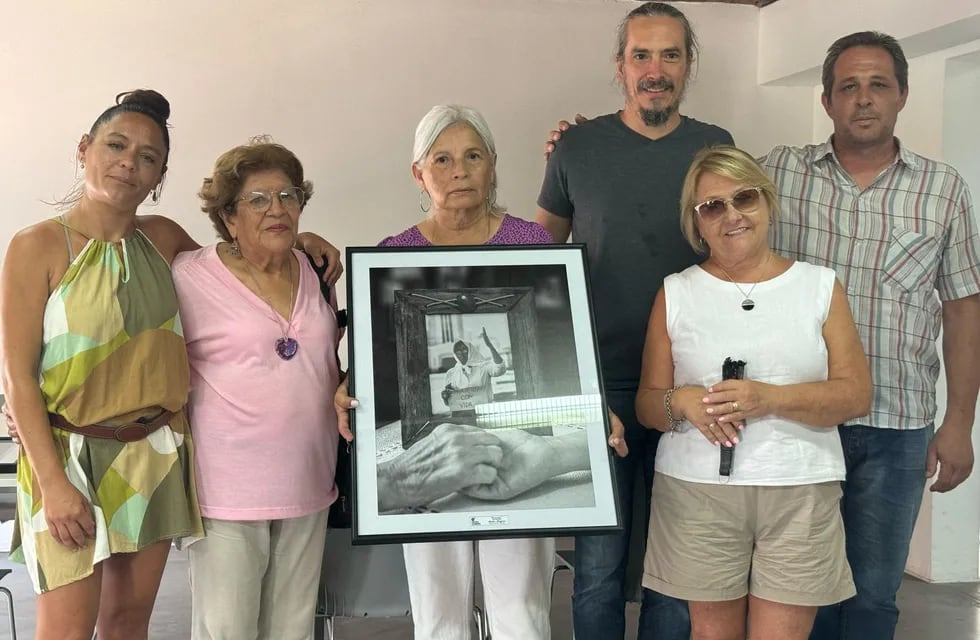 Concejales donaron las obras del Concurso Fotográfico al Centro Documental de la Memoria