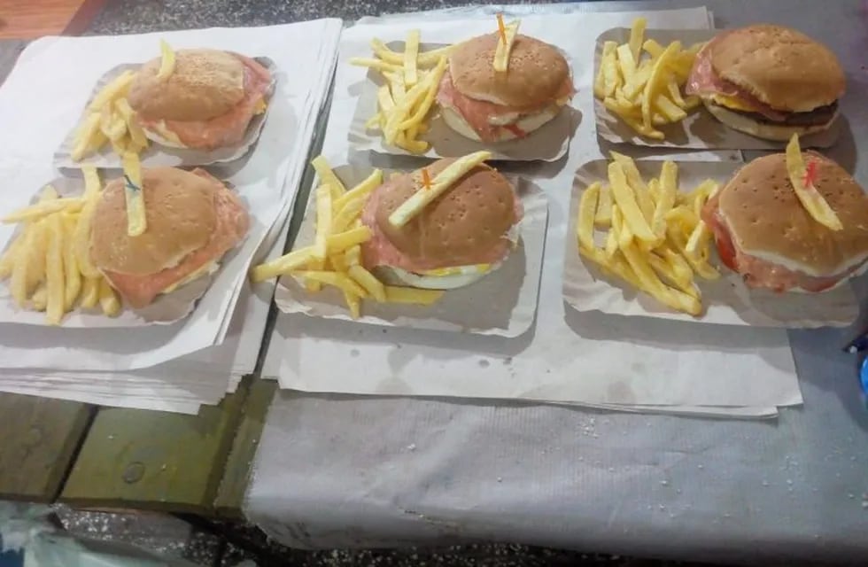 Salteño regala hamburguesas a policías (Facebook Ruben Dario Chauqui)