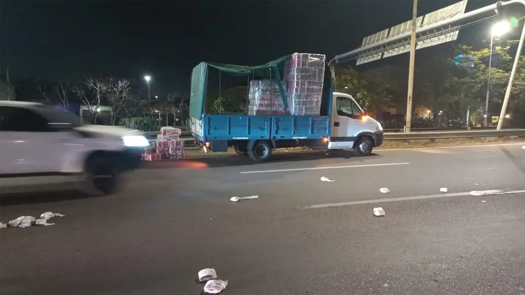 Un camión perdió rollos de papel higiénico en el Acceso Este de Mendoza, complicó el tránsito y algunos se llevaron paquetes enteros