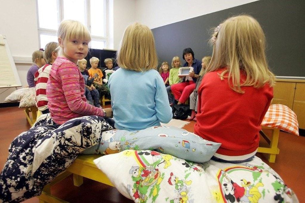 Niños escuchando a su maestra en una escuela primaria de Vaasa, Finlandia. (Oliver Morin/ AFP)
