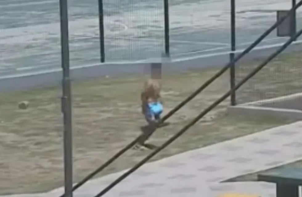 Uno de los menores de edad intentando escapar de la Policía.
