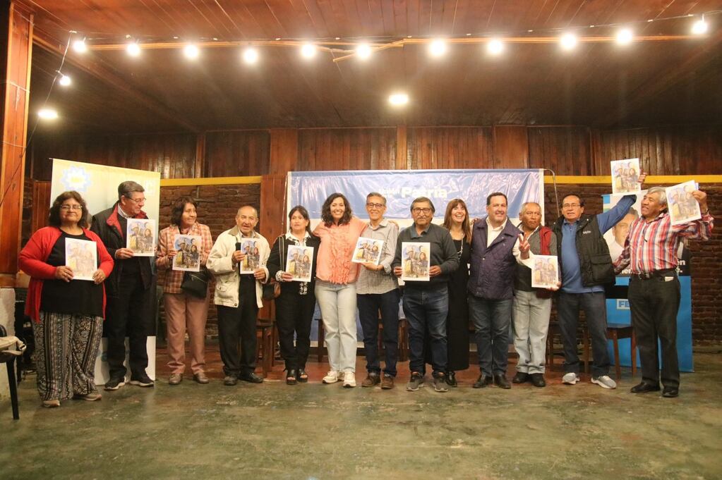 Militantes justicialistas recibieron de manos de la diputada Leila Chaher sendas distinciones en el Día de la Lealtad Peronista.
