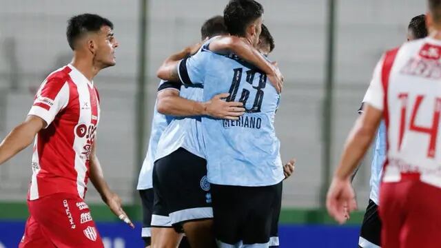 Todos abrazan a Matías Moreno, el autor del primer gol de Belgrano en el amistoso ante Unión