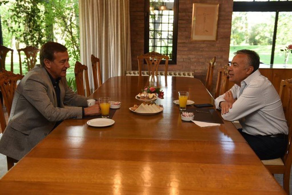 Cornejo y Suarez desayunaron juntos en la residencia de La Puntilla. (foto: Prensa de Gobierno)