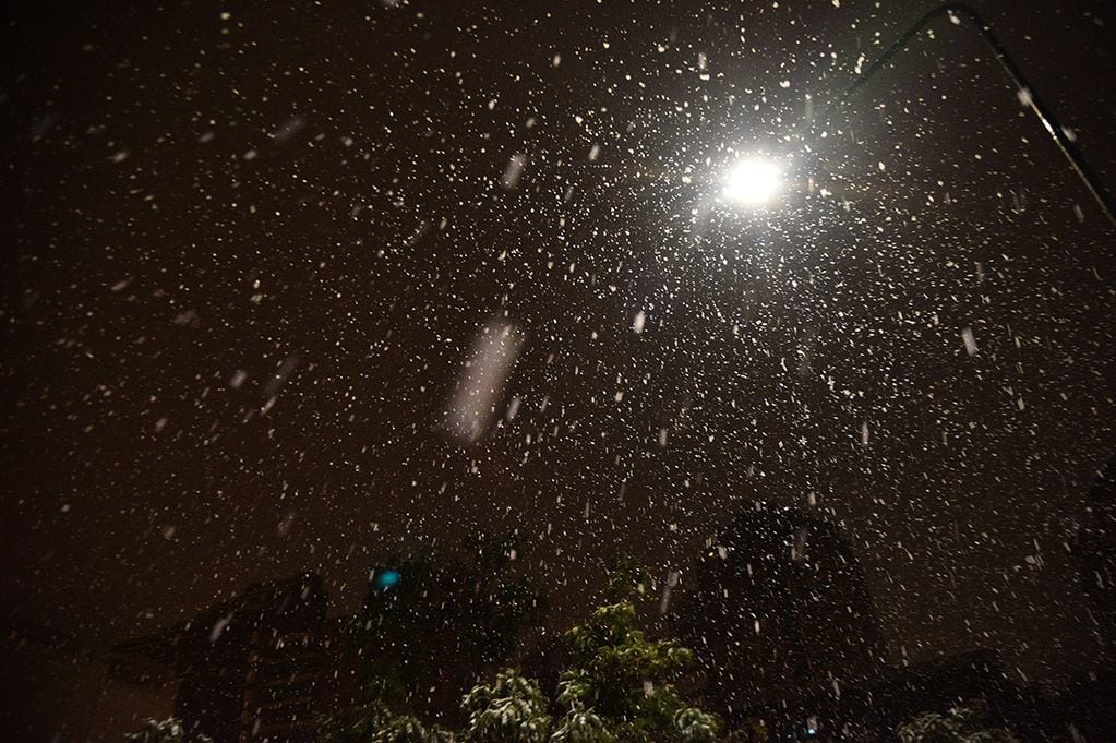 El centro de la capital de Córdoba se cubrió de nieve. (Pedro Castillo/ La Voz)