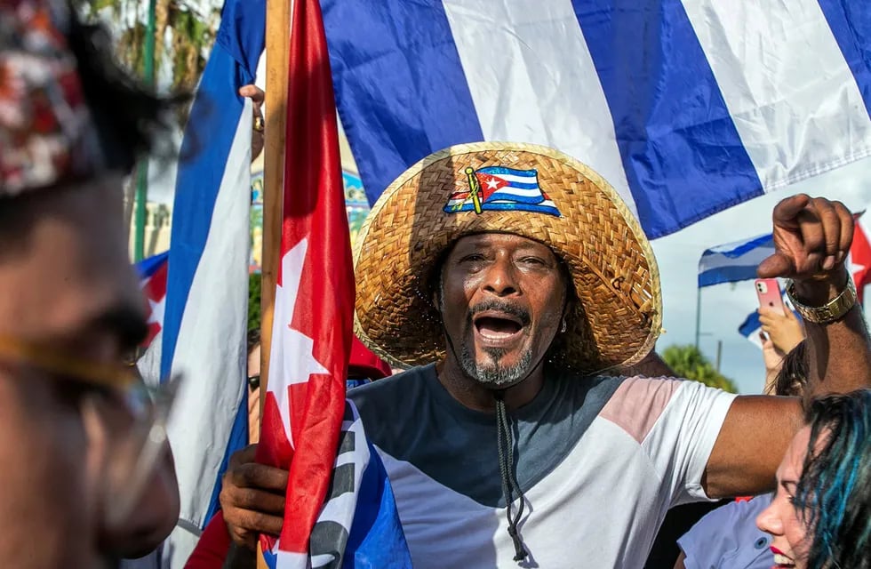 El internet móvil, gran aliado de las airadas protestas en Cuba (AP)